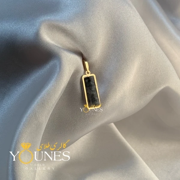 تصویر دوم آویز طلا سنگ کوارتز خاکستری مشکی
